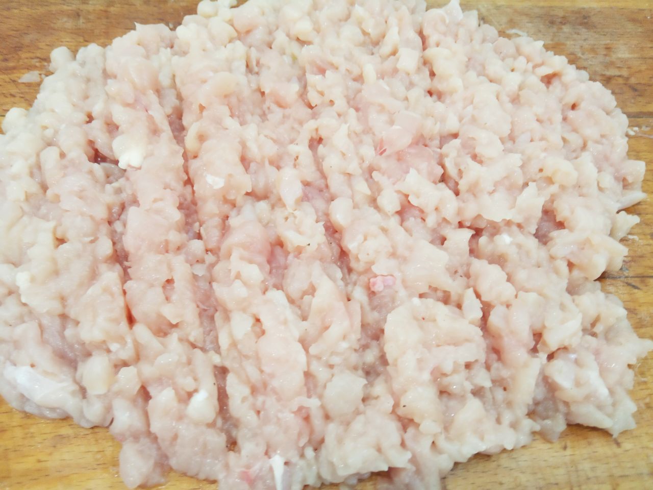 Простой рецепт жареных пирожков с начинкой из куриного филе и лука: Пока тесто поднимается, займемся приготовлением начинки. Куриное филе промываем, просушиваем, мелко нарезаем