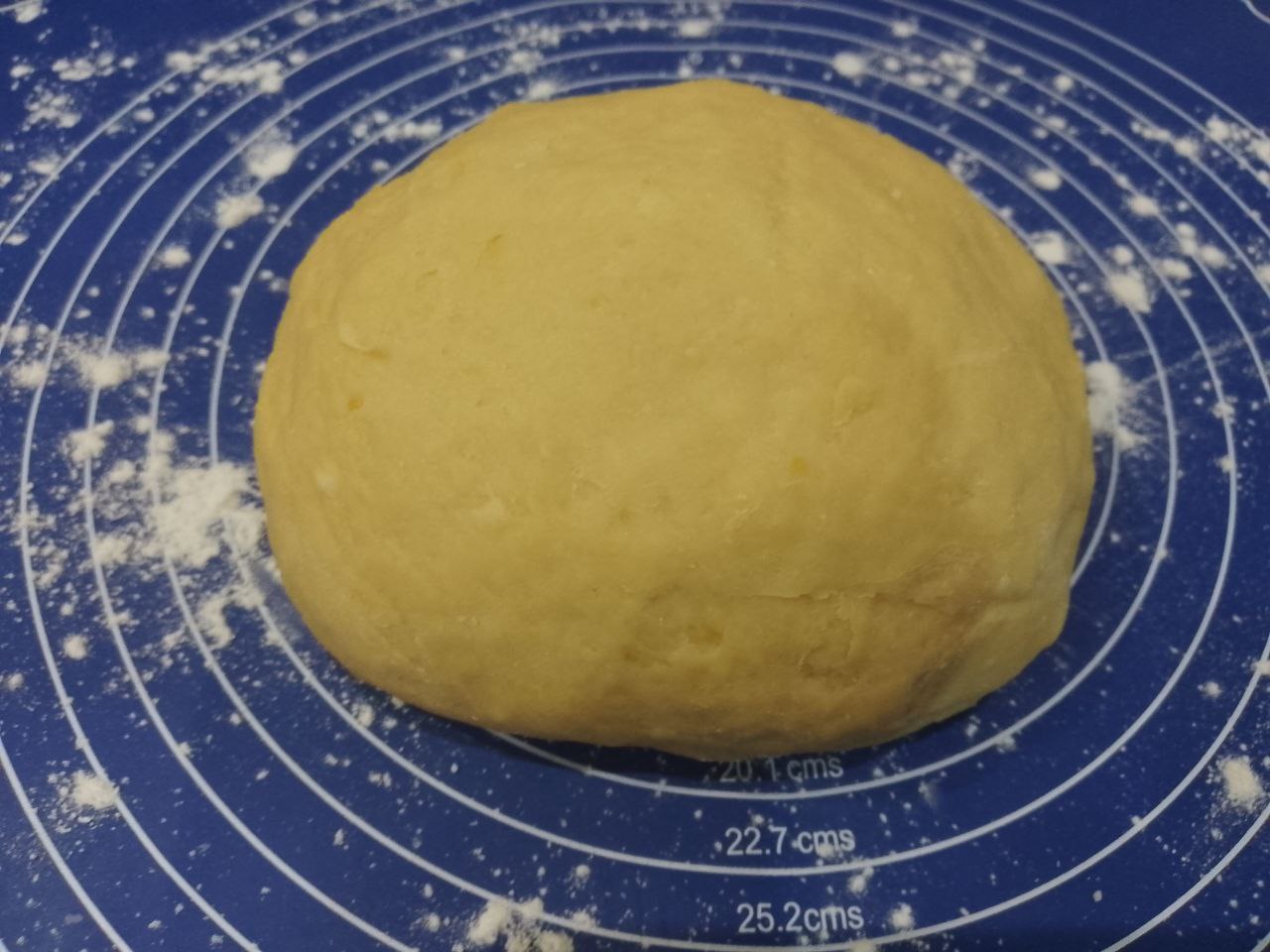 Домашнее мандариновое печенье, просто и вкусно: Тесто помещаем в полиэтиленовый пакет и ставим в холодильник на полчаса.