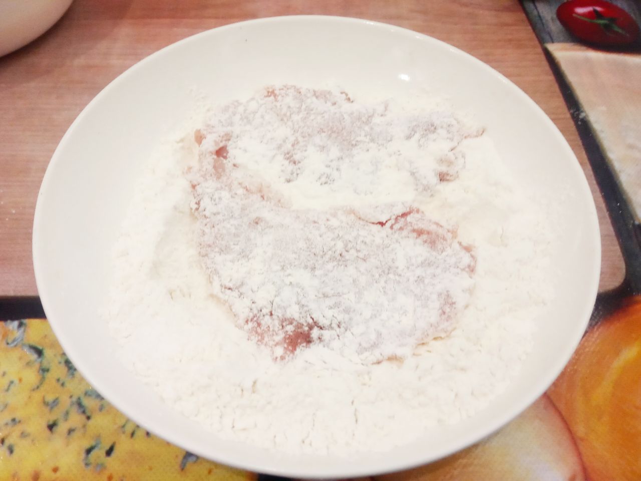 Отбивные  из свинины в кляре из яиц и сыра, вкусные и сытные: Обваливаем отбивные сначала в муке.