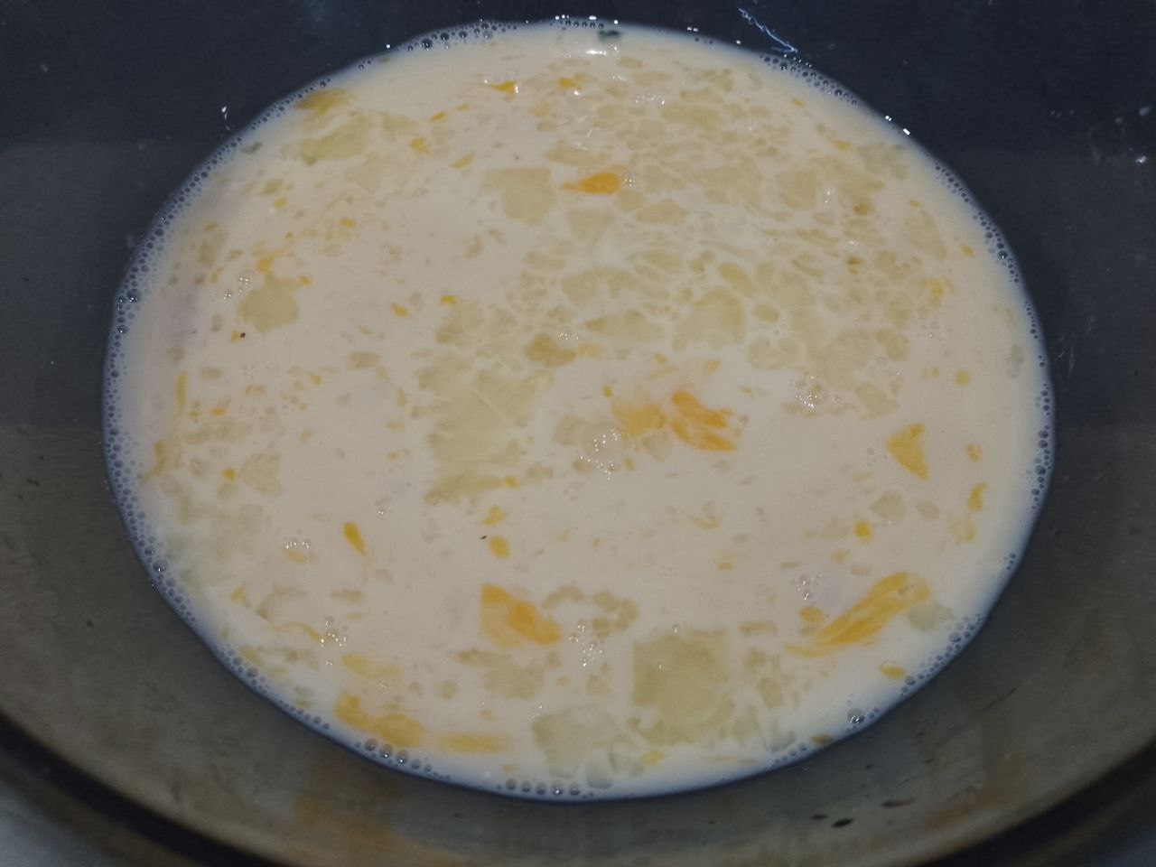 Булочки из слоеного теста с корицей и изюмом: Разбиваем яйца, добавляем сахар, ванилин,  оставшееся молоко и разведенные дрожжи, перемешиваем.