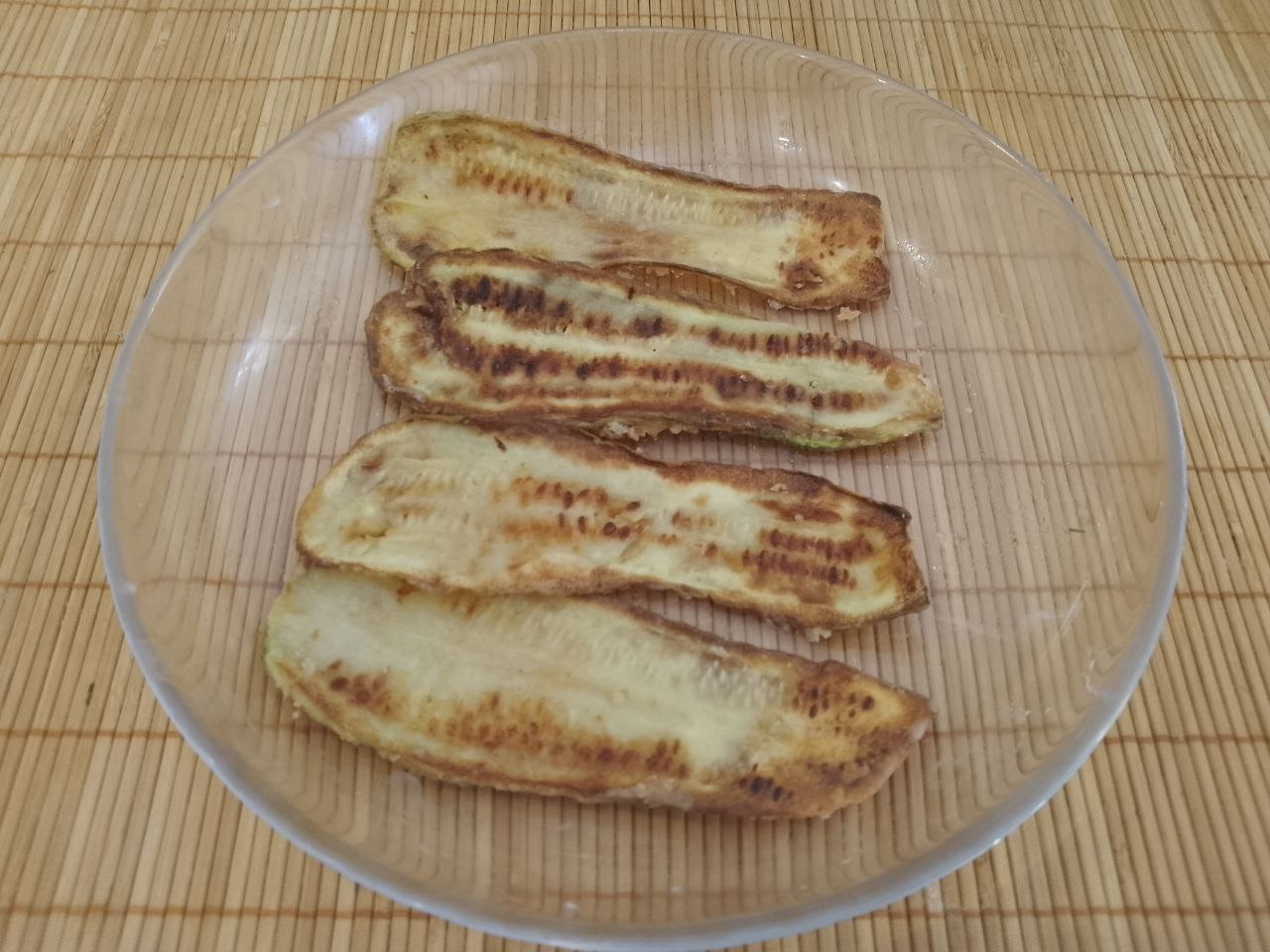 Кабачки жареные с чесноком, майонезом и укропом: Половину жареных кабачков посыпаем измельченным чесноком, а половину смазываем майонезом, посыпаем чесноком и