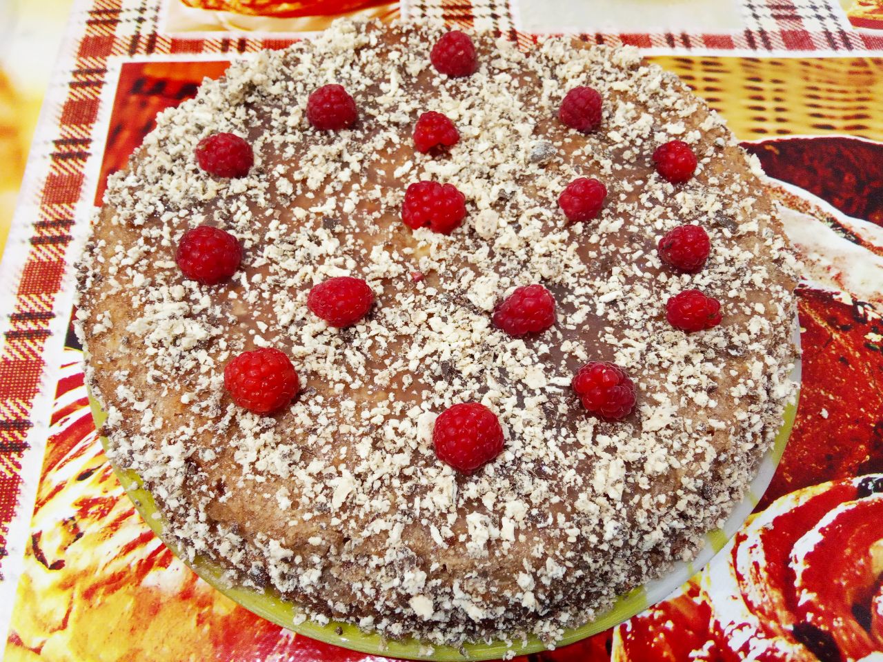 Торт с нежным масляным кремом и джемом: Вафли 1-2 шт. натираем на терке и посыпаем верх и бока торта. Сверху я украсила ягодами малины.
