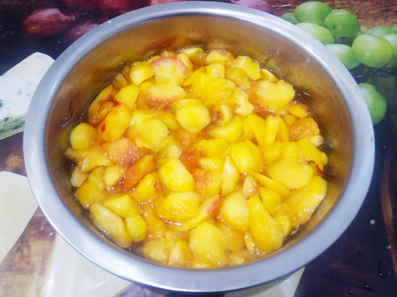 Нежный мармелад из персиков, ароматный и вкусный: Мякоть можно протереть через сито, но я не протирала, разрезала на дольки. Кладем сахар, размешиваем и пусть