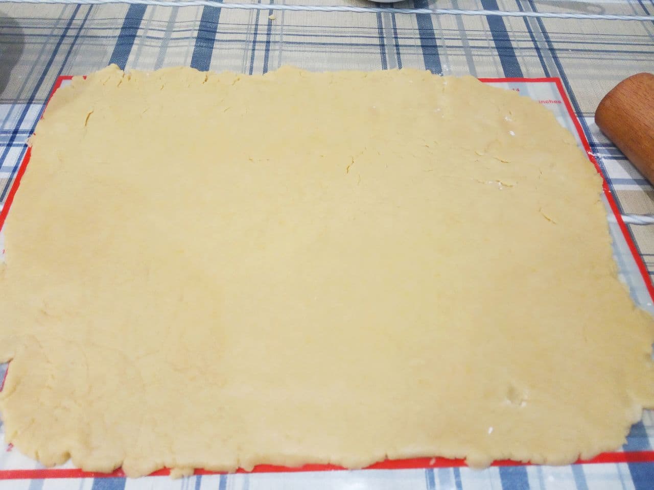 Печенье с начинкой из кокосовой стружки, просто и вкусно: Достаем тесто с холодильника, раскатываем тонким листом.