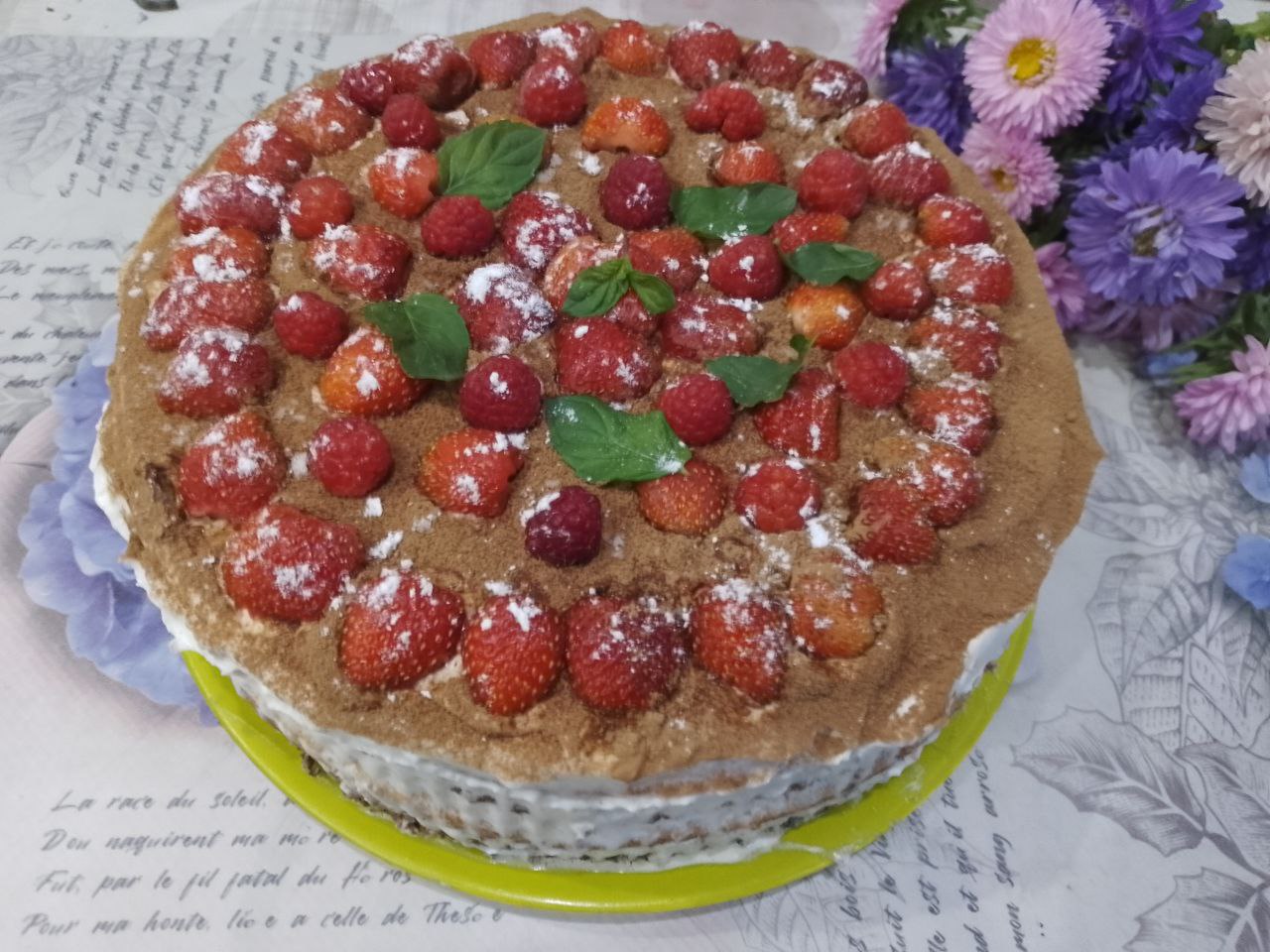 Бисквитный торт с клубникой и взбитыми сливками, нежный и вкусный: Сверху торт посыпаем какао или тертым шоколадом и украшаем клубникой.