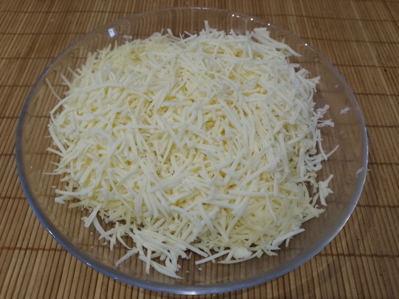 Стожки из мяса, грибов, сыра и картофельного пюре, сытные и аппетитные: Твердый сыр натираем на средней терке.