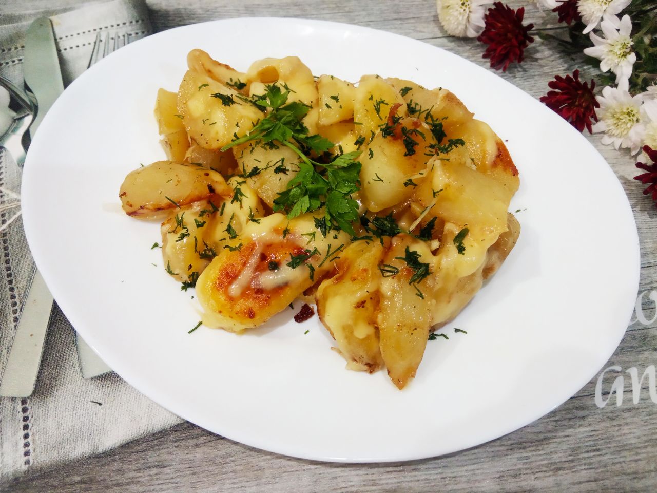 Картофель запеченный с сыром и сливочным маслом