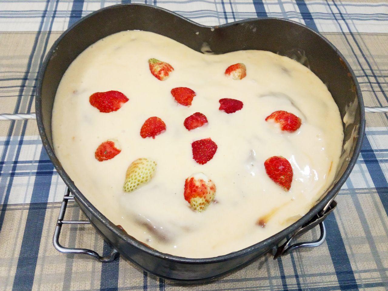 Простой рецепт пирога напоминающий торт, просто и вкусно: Сверху сгущенное молоко покрываем полностью тестом. Я еще сверху выложила ягоды клубники, они придают пирогу