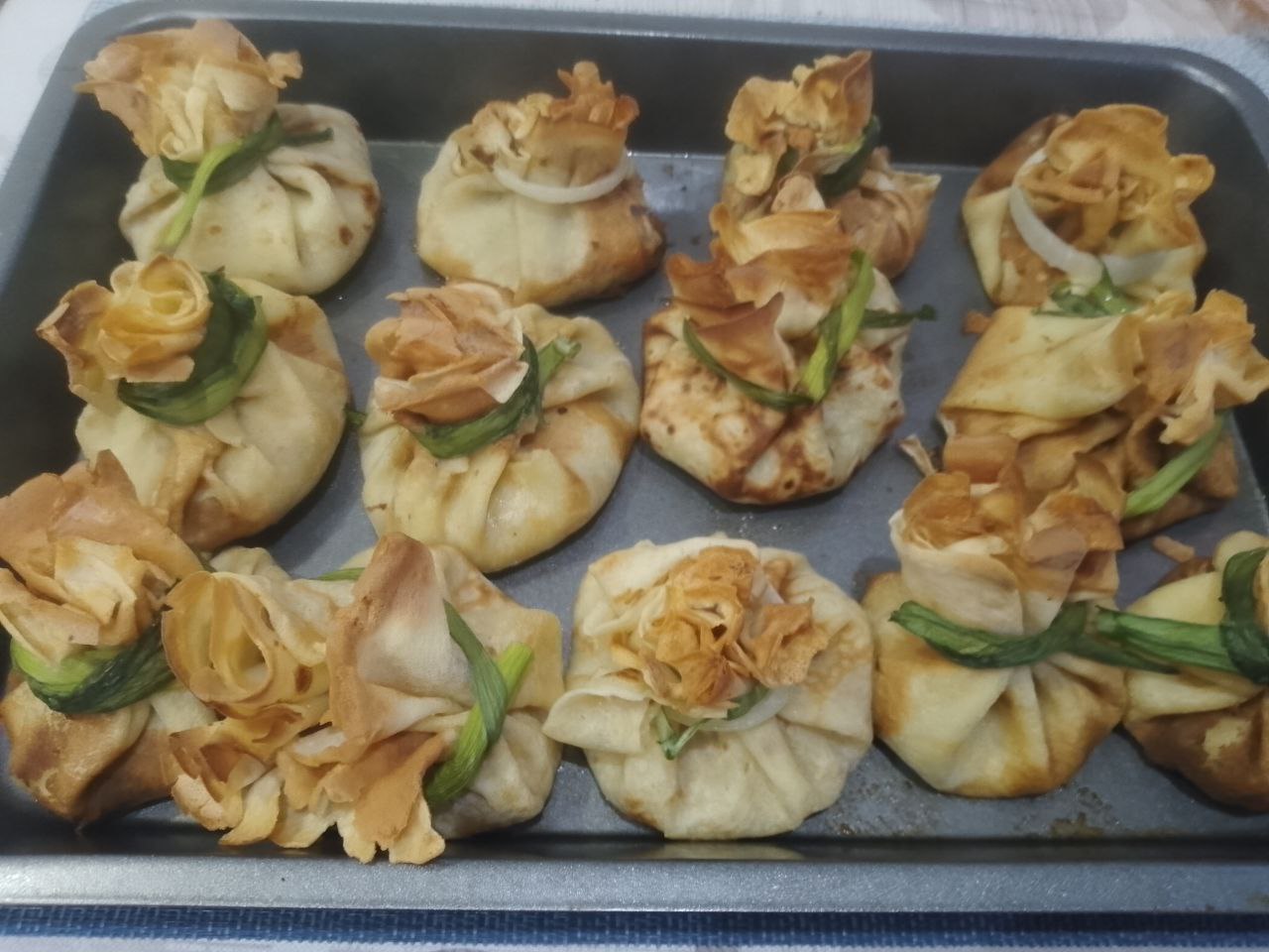 Блинчики с начинкой из куриного мяса и сыра, вкусные и сытные: Разогреваем духовку до 180 С и ставим блинчики на 15 минут.
