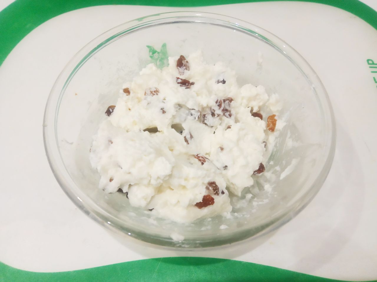 Нежные и сочные запеченные яблоки с творогом и изюмом: Добавляем в творог сахар и изюм, размешиваем.