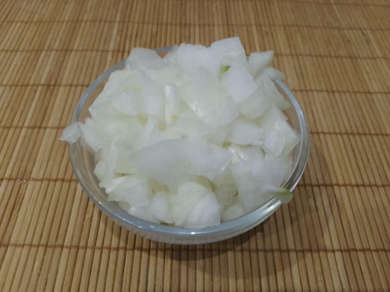 Лаваш с мясной начинкой, на сковороде, вкусный и аппетитный: Лук очищаем, промываем, измельчаем и обжариваем на растительном масле до золотистого цвета.