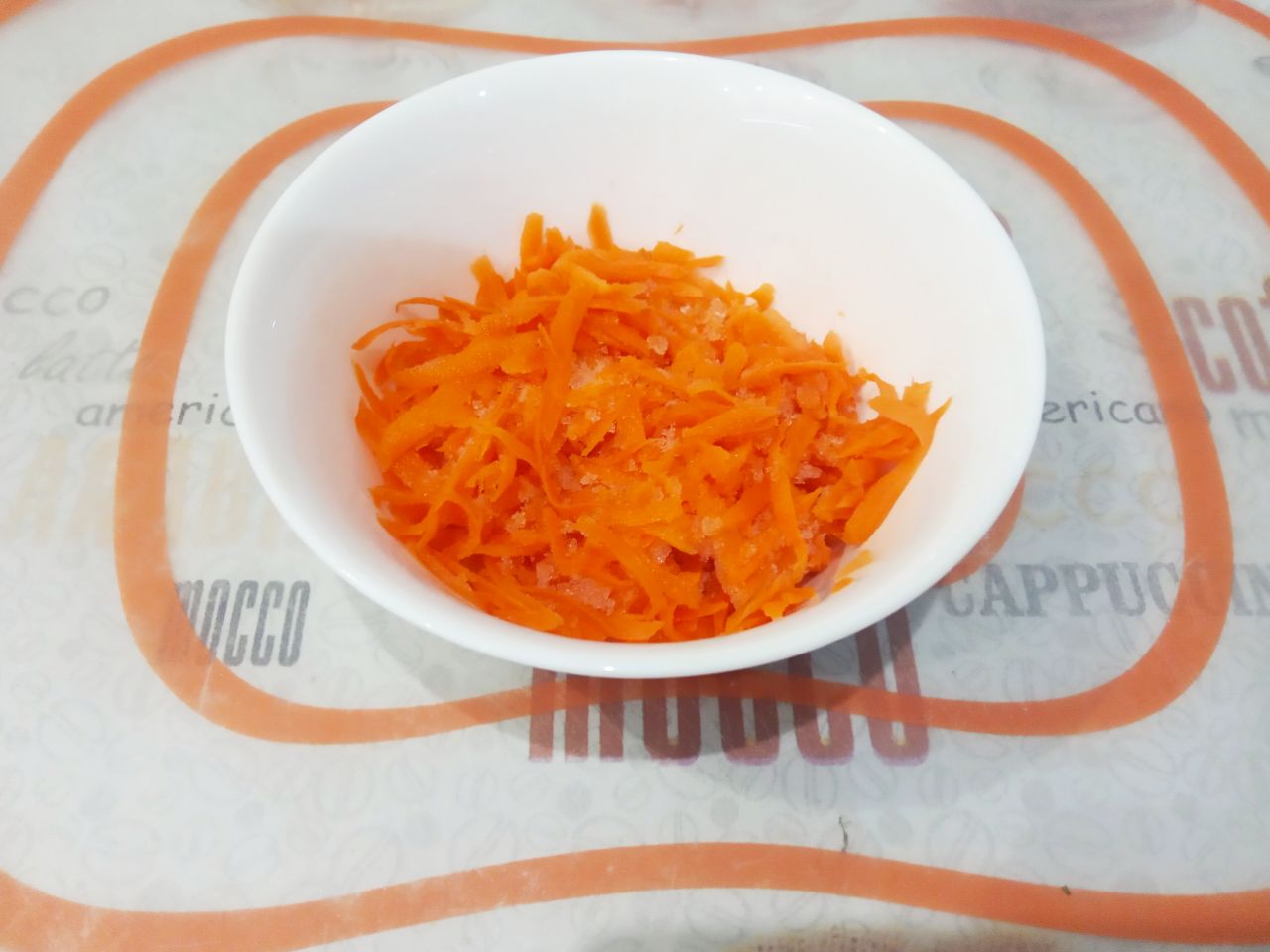 Картофель тушеный со свининой и овощами, сытный и аппетитный: Морковь очищаем, промываем и натираем на крупной терке.