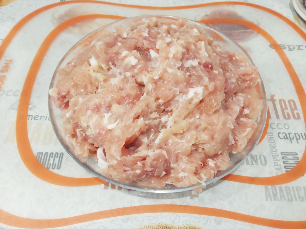 Мясные конвертики с сыром, жареные на сковороде: Мясо промываем, просушиваем и пропускаем через мясорубку.