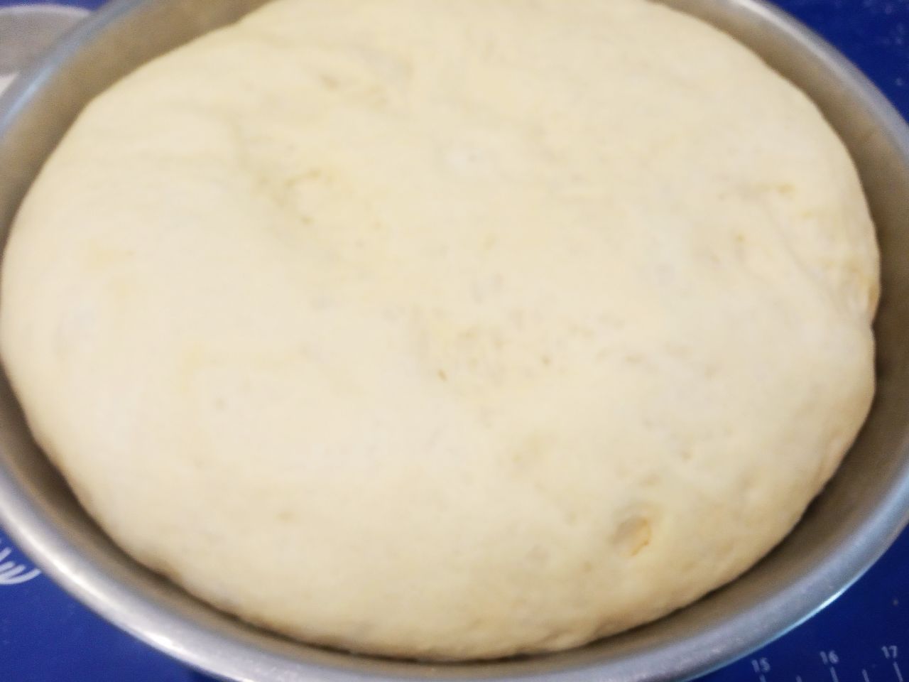 Пирожки с фасолевой начинкой в чесночной заливке, просто и вкусно: Тесто накрываем и ставим в теплое место для подъема.