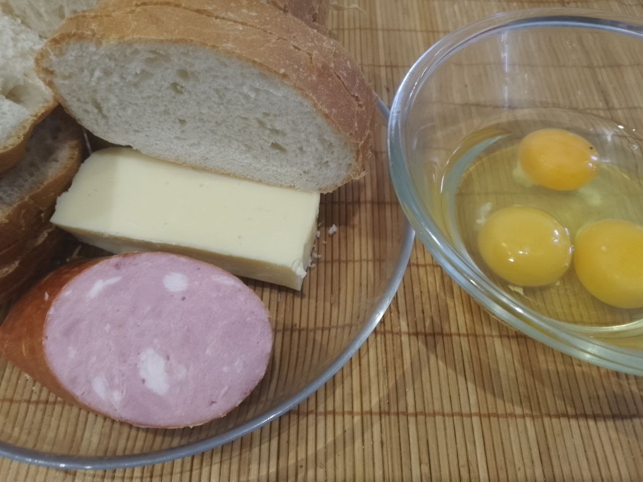 Бутерброды на сковороде с начинкой, в яичном кляре