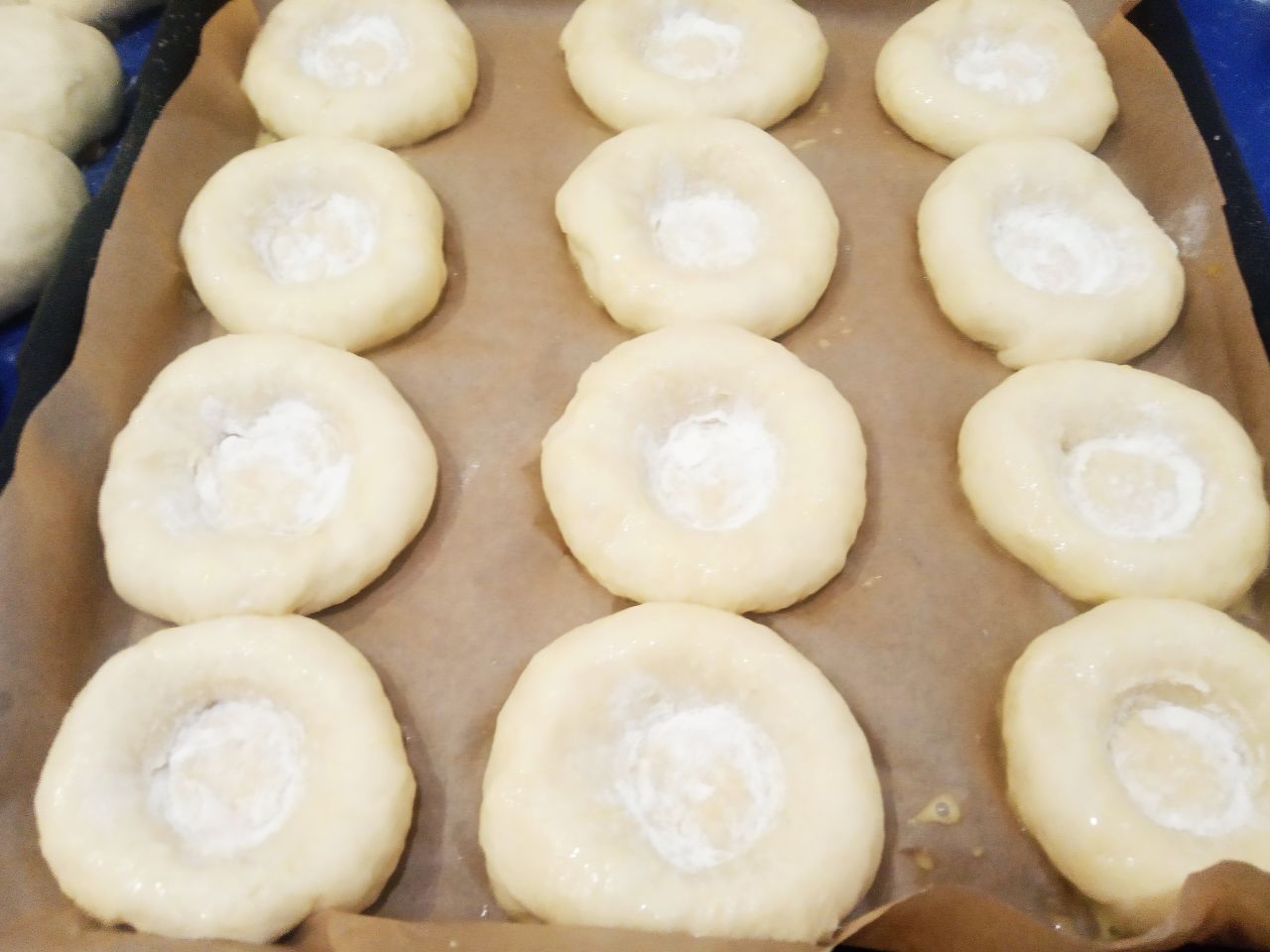Булочки с начинкой из жареных яблок, изюма и корицы: В центре булочек делаем углубления и наполняем яблочной начинкой.