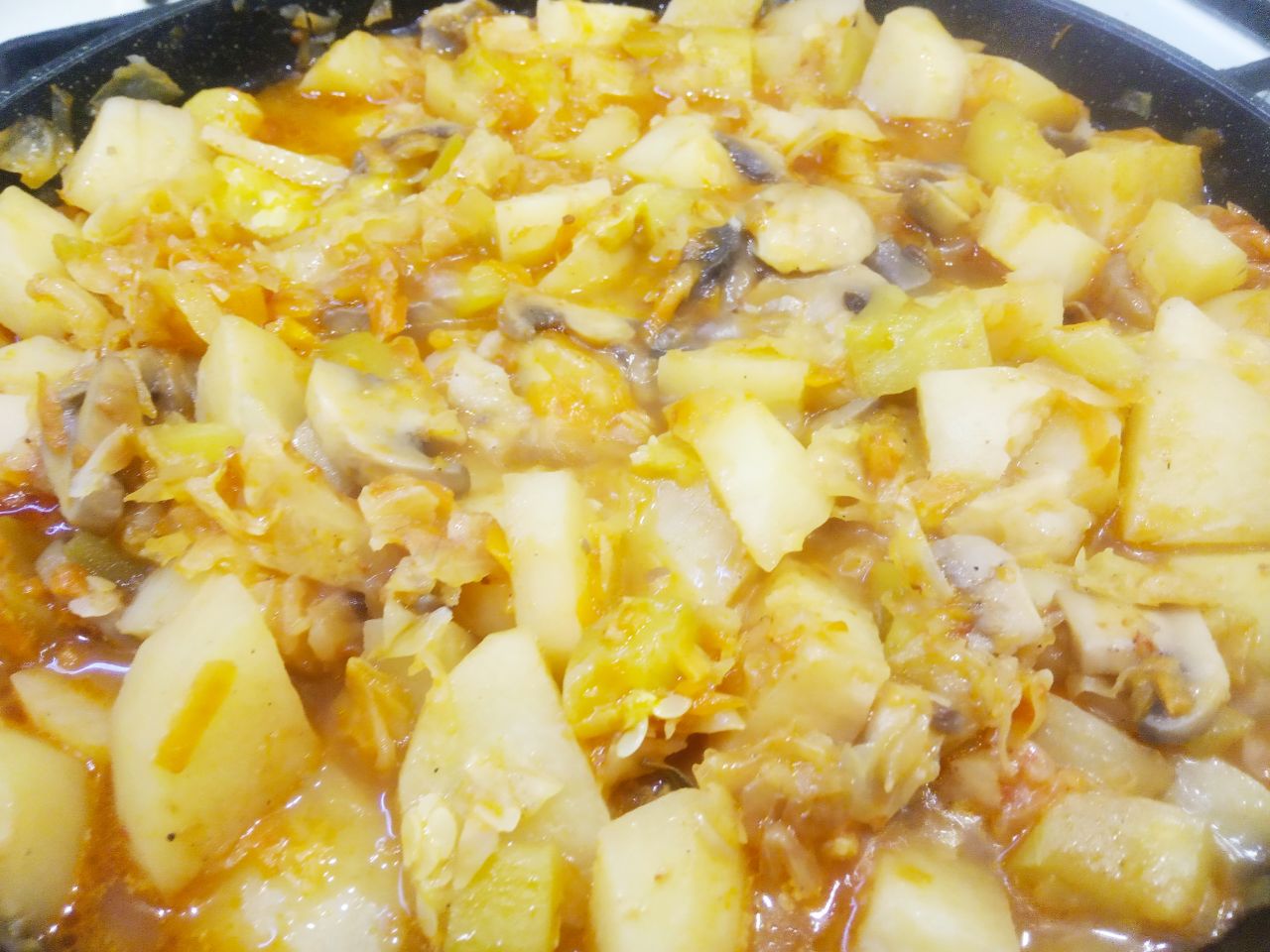 Овощное рагу с грибами: В конце приготовления солим и перчим по вкусу, если нет чесночных стрелок добавляю сухой чеснок,