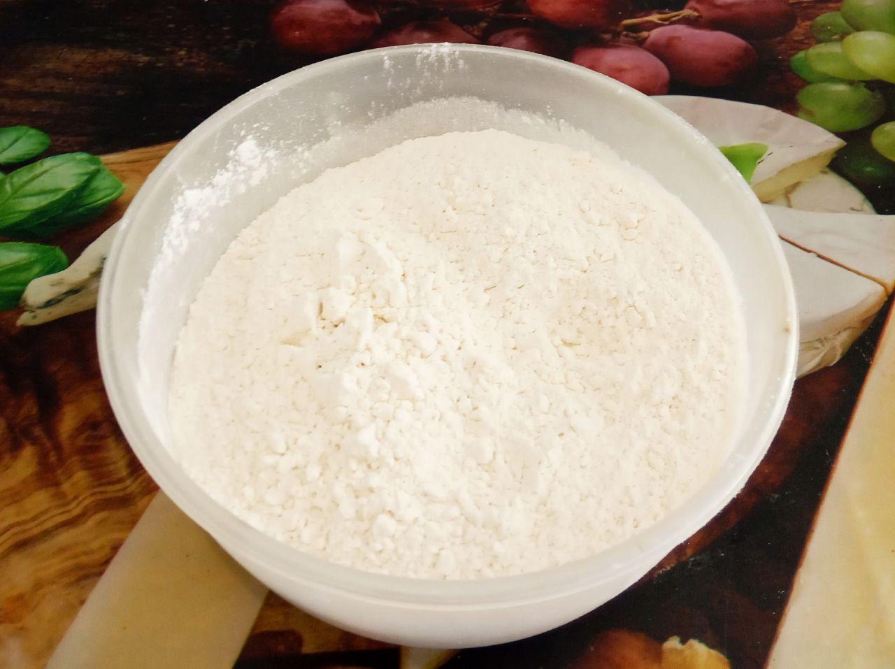 Печенье с творожной начинкой и яблоками: Муку просеиваем через мелкое сито.
