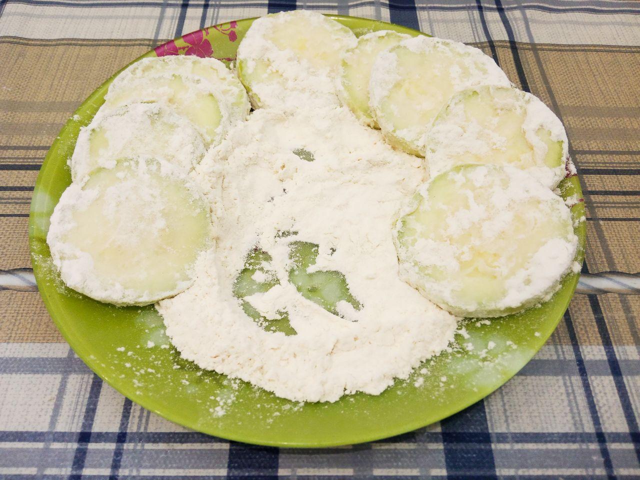 Кабачки в кляре, сытно и вкусно: Кабачки окунаем сначала в муку, иначе кляр не пристанет, затем в кляр.