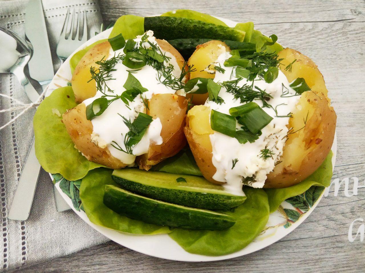 Запеченный картофель с творогом и зеленью