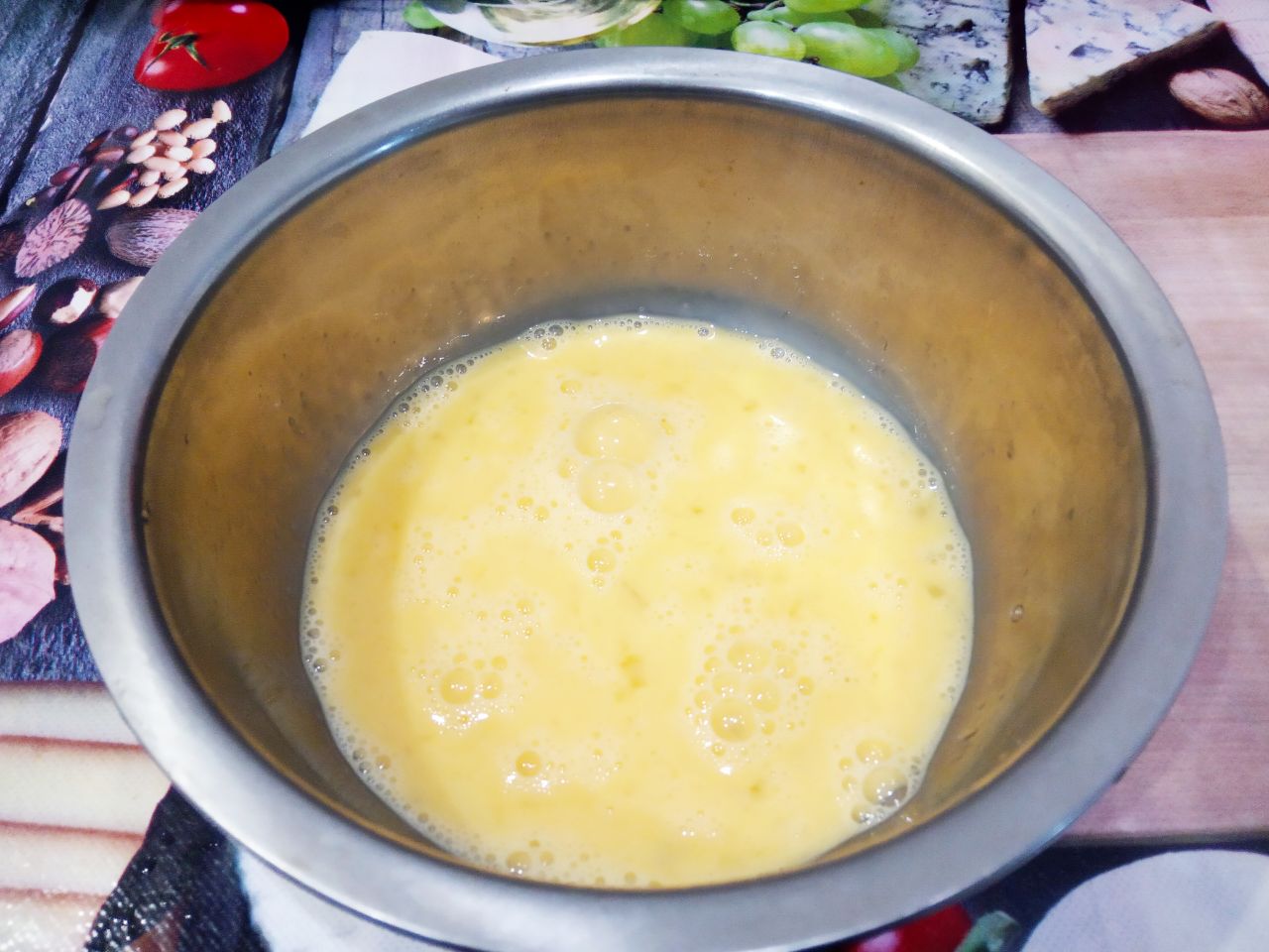 Треугольники из лаваша, в кляре из яиц и сыра, на сковороде: Приготовим кляр, яйца разбиваем в тарелку, добавляем соль и взбиваем.