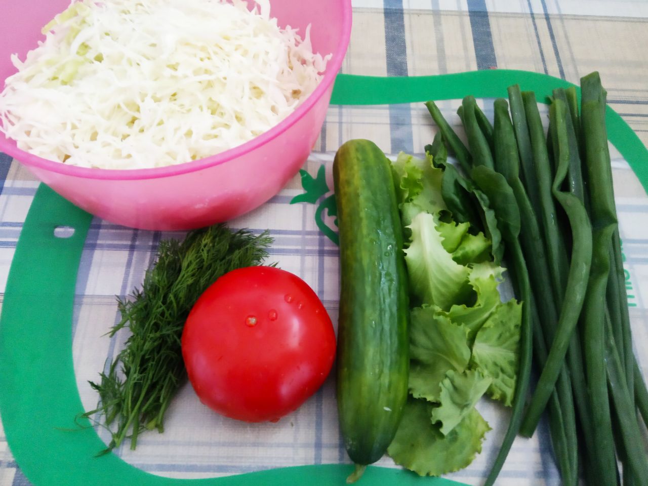 Простой рецепт салата с капустой, свежими овощами и зеленью