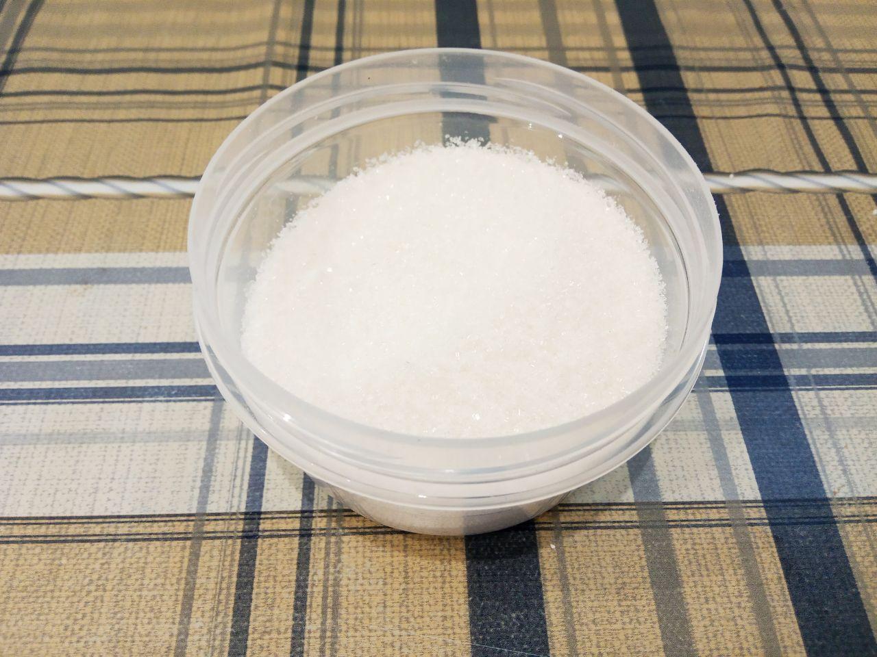 Простой рецепт пирога напоминающий торт, просто и вкусно: Всыпаем, сахар, щепотку соли и ванильный сахар, взбиваем до пышной массы.