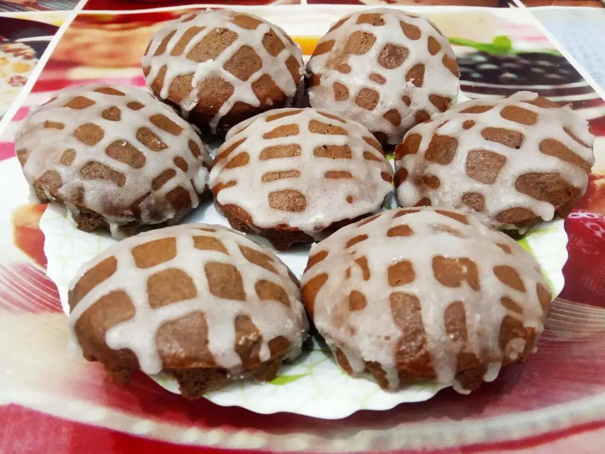 Вафли шоколадные, мягкие, ароматные и вкусные: Вафли покрываем глазурь по своему усмотрению, когда глазурь подсохнет складываем на блюдо и подаем к чаю.