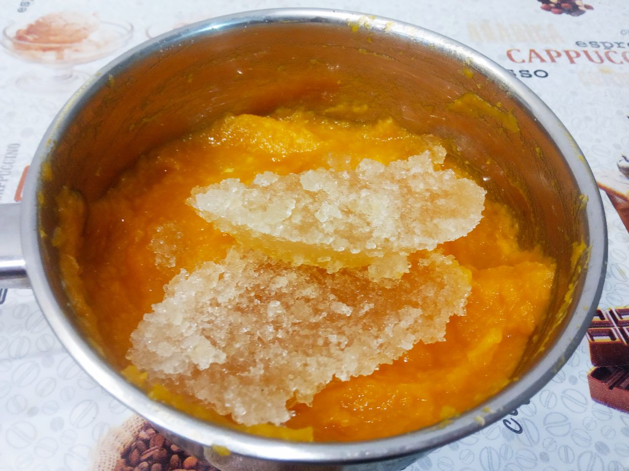 Десерт из тыквы, вкусный и аппетитный: При температуре тыквенного пюре 80-90 С добавляем набухший желатин и тщательно размешиваем до однородного