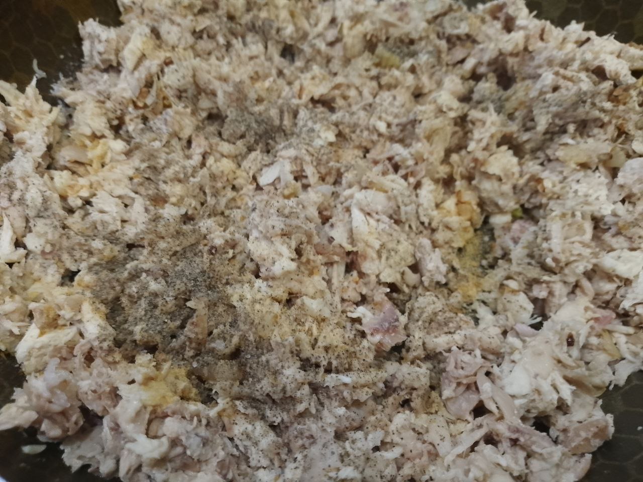 Лаваш с мясной начинкой в кляре, на сковороде: Выкладываем измельченное мясо к луку, посыпаем молотым перцем и молотым сушеным чесноком, перемешиваем и