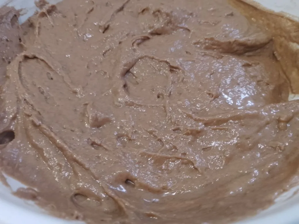Шоколадный пирог на сметане, с клубникой и орехами: Добавляем сухую смесь в смесь и размешиваем до однородного состояния. Тесто должно получиться густоты сметаны.