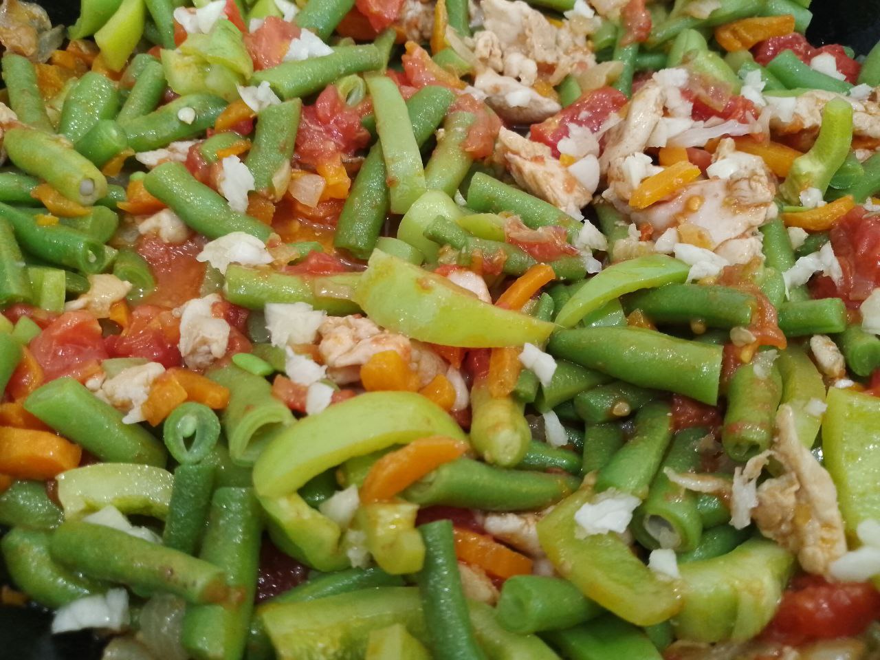 Тушеная спаржевая фасоль с овощами и куриным мясом: За пять минут до конца приготовления добавляем чеснок, перец молотый и соль по вкусу.
