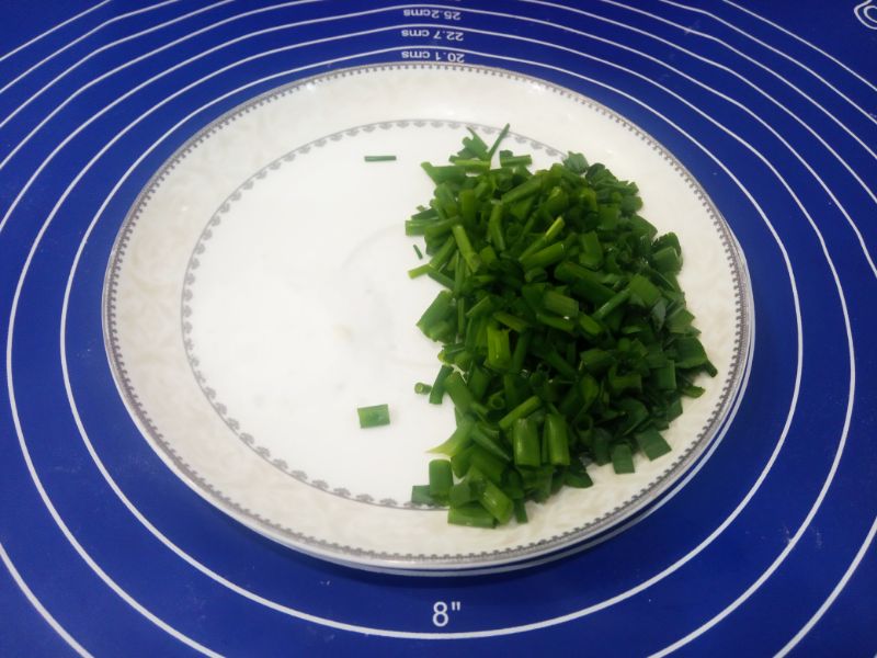 Солёное печенье с кунжутом и зеленым луком: Зеленый лук промываем, просушиваем и мелко нарезаем.