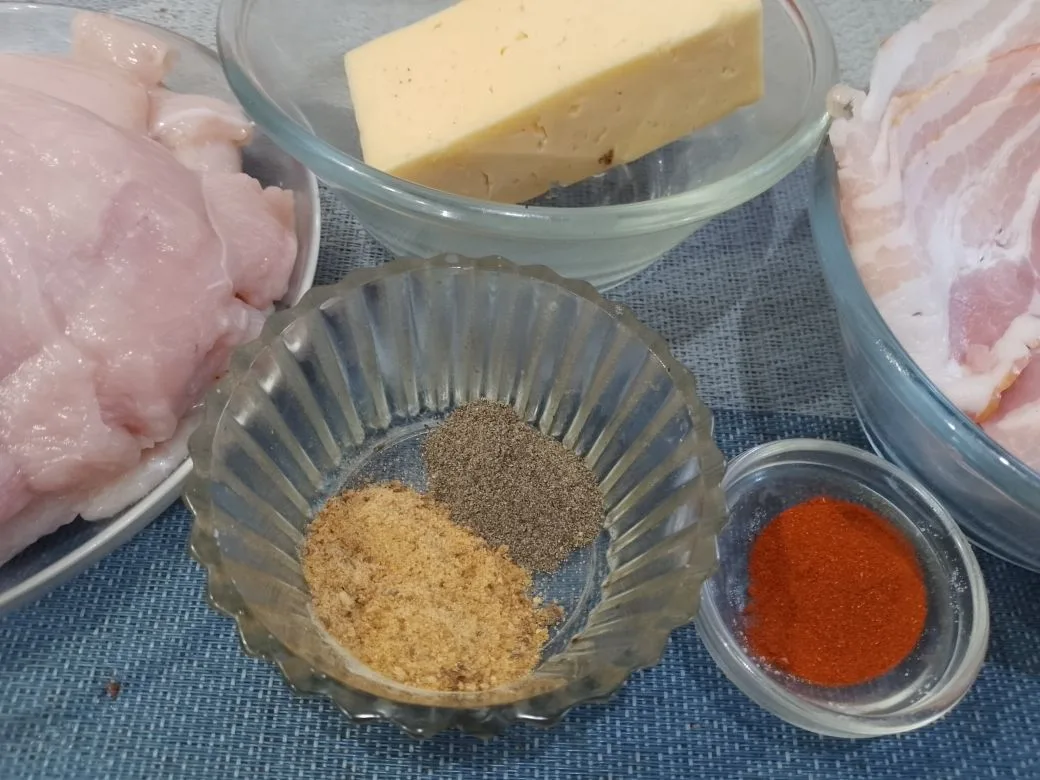 Куриное филе запеченное в беконе, с начинкой из твердого сыра