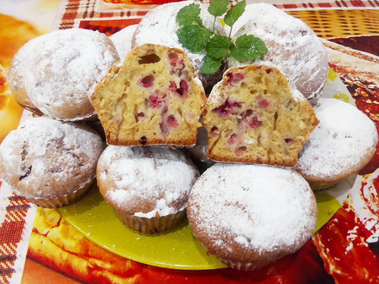 Домашние кексы на молоке, с ягодами малины
