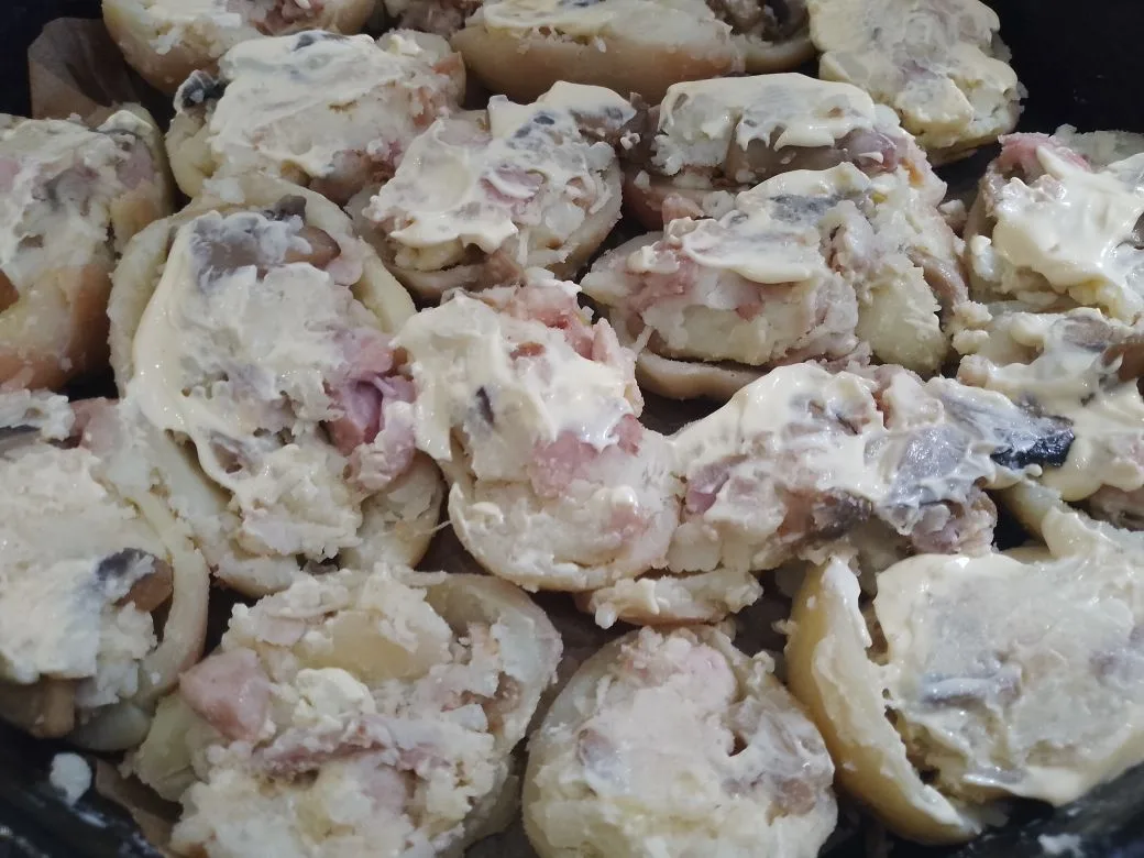 Картофель с начинкой из куриного мяса, шампиньонов и сыра: Половинки картофеля наполняем начинкой и сверху смазываем майонезом.