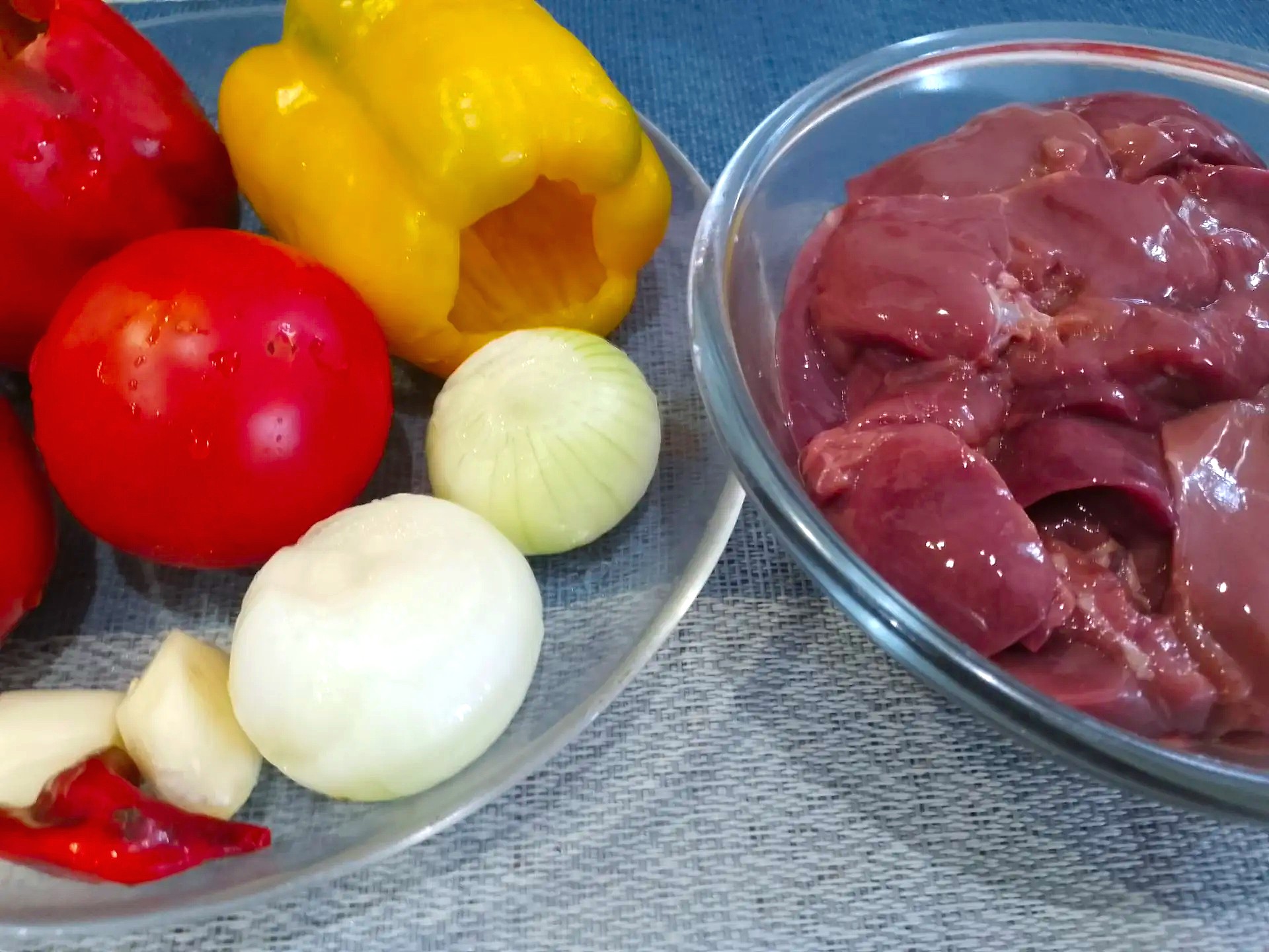 Обжаренная куриная печень с овощами в сковороде крупным планом