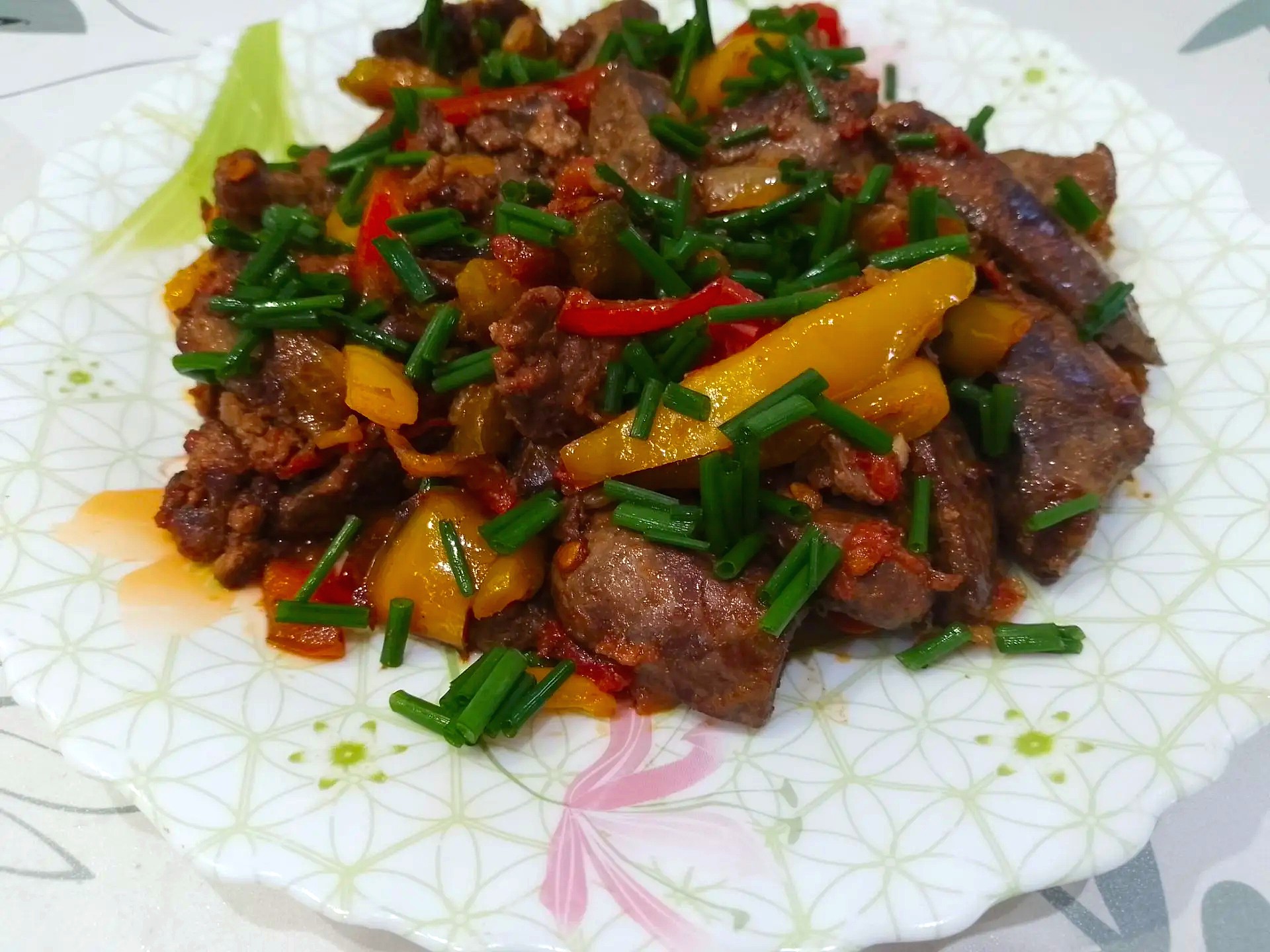 Подача горячей куриной печени с овощами к столу