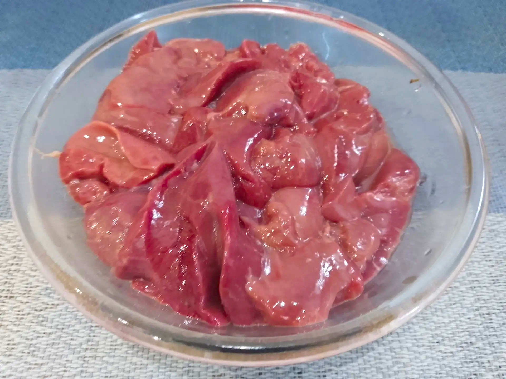 Нарезание куриной печени на полоски после очистки от пленки